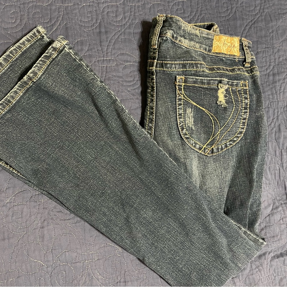 Ariya Women’s destructed jeans. Size 11/12